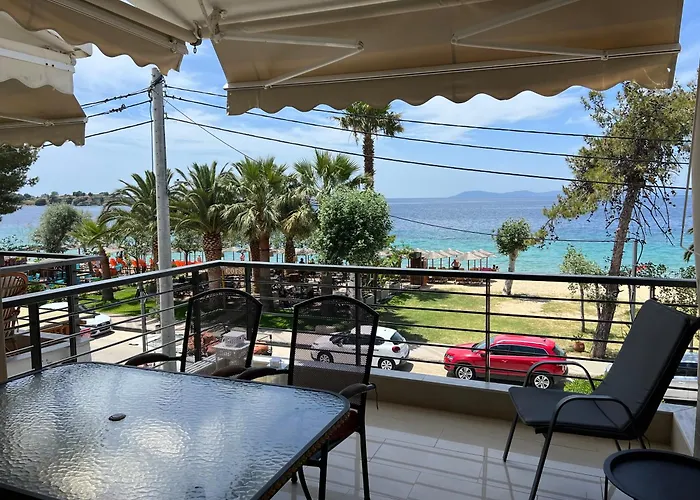 Two-storey Beachfront Maisonette Hébergement de vacances *